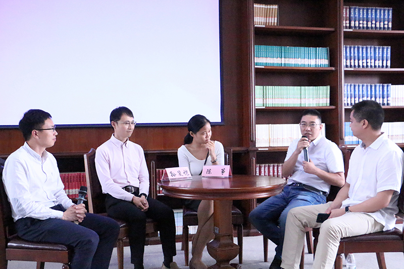 老师们探讨学术问题.jpg